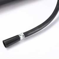 Schwarzer Gummischlauch mit Metallklemme, flexibel, langlebig, für industrielle Anwendungen.