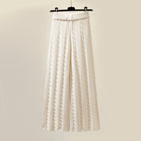 Weiße Strickhose Damen, Zopfmuster, weites Bein, modisch, bequem, Wintermode.