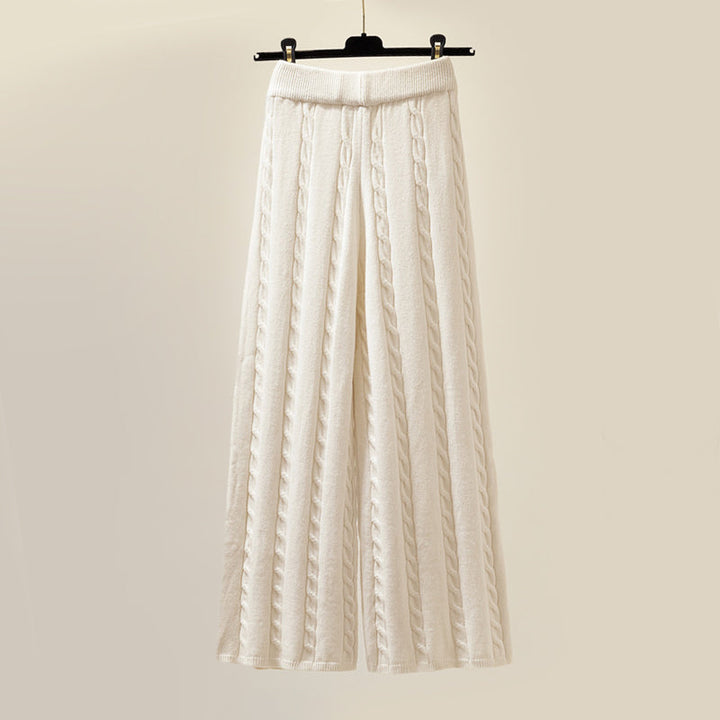 Weiße Strickhose Damen, Zopfmuster, weites Bein, modisch, bequem, Wintermode.