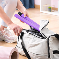 Frau packt lila Fitnessbänder in weiße Sporttasche, rosa Yogamatte im Vordergrund.