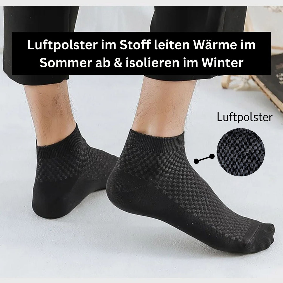 Schwarze atmungsaktive Socken mit Luftpolster, wärmeleitend im Sommer, isolierend im Winter.