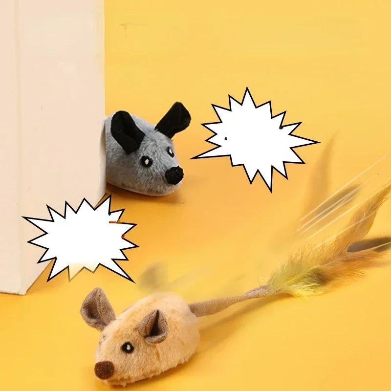 Plüsch-Mausspielzeug für Katzen, grau und beige, mit Federschwanz, auf gelbem Hintergrund.