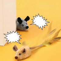 Plüsch-Mausspielzeug für Katzen, grau und beige, mit Federschwanz, auf gelbem Hintergrund.