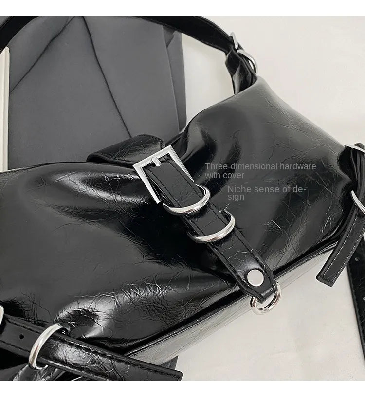 Schwarze Lederhandtasche mit Schnallen, dreidimensionaler Hardware, modisches Design.