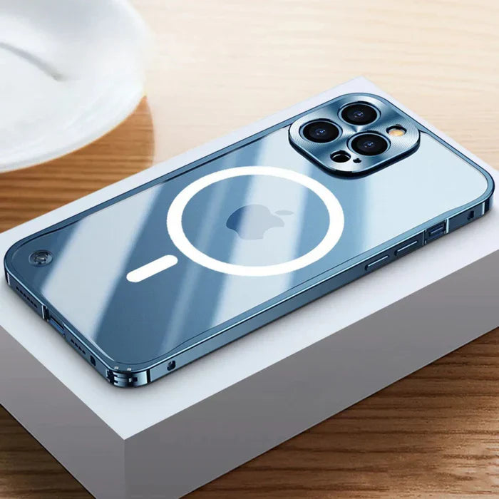 Blaues iPhone mit MagSafe-Hülle auf Holztisch, modernes Smartphone-Zubehör.