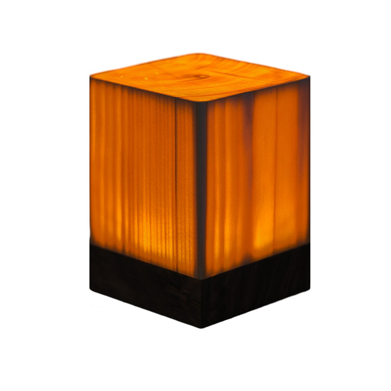 Leuchtender Holzwürfel, LED-Lampe, warmes Licht, modernes Design, Dekoration, Wohnzimmer.