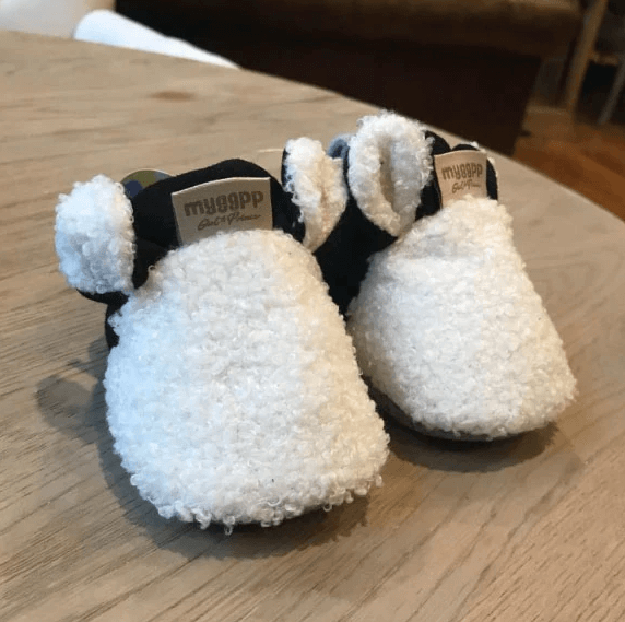 Weiche rutschfeste Lauflernschuhe für Babys mit Lamm-Motiv – Winterzauber Schrittchenwarm