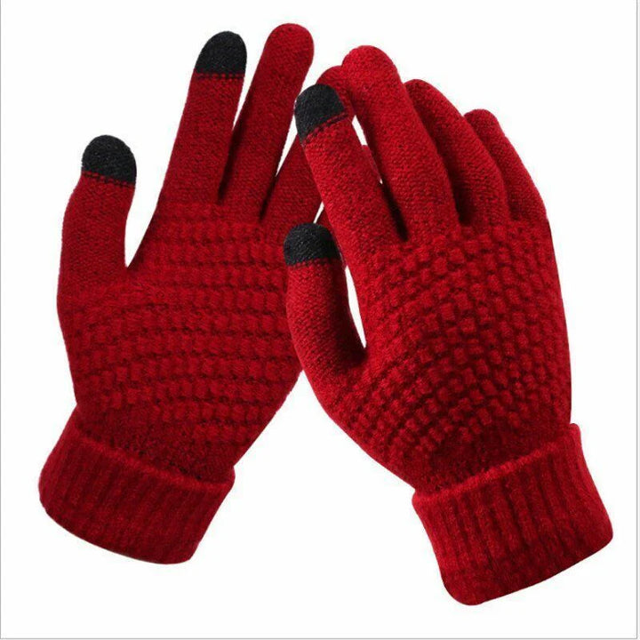 Rote gestrickte Touchscreen-Handschuhe mit schwarzen Fingerspitzen für Wintermode.