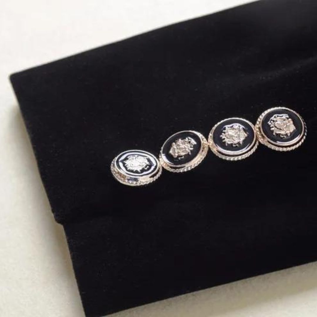 Schwarze Samtjacke mit goldenen Knöpfen, elegantes Design, hochwertige Herrenmode.