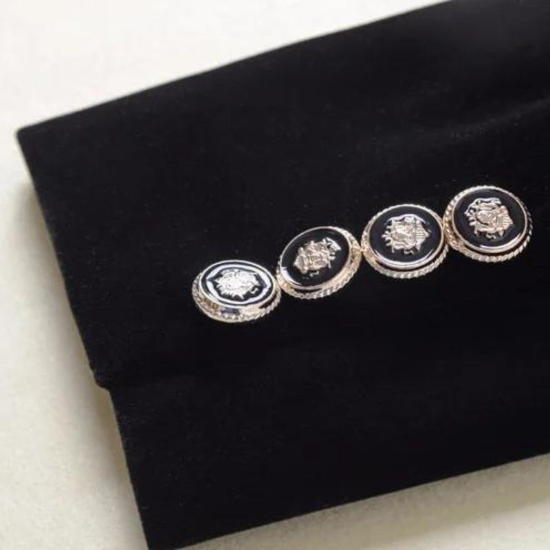 Schwarze Samtjacke mit goldenen Knöpfen, elegantes Design, hochwertige Herrenmode.