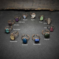 Handgefertigte Kupferringe mit Edelsteinen, Monatsnamen, Schmuckdesign, Vintage-Stil.