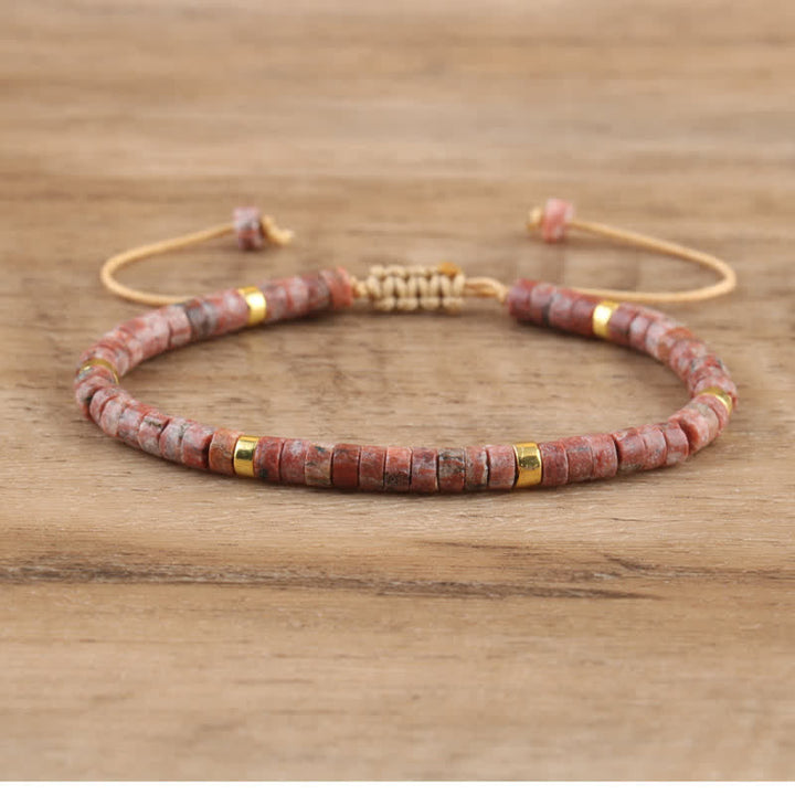 Rotes Steinarmband mit goldenen Akzenten, verstellbar, handgefertigt, Unisex-Schmuck.