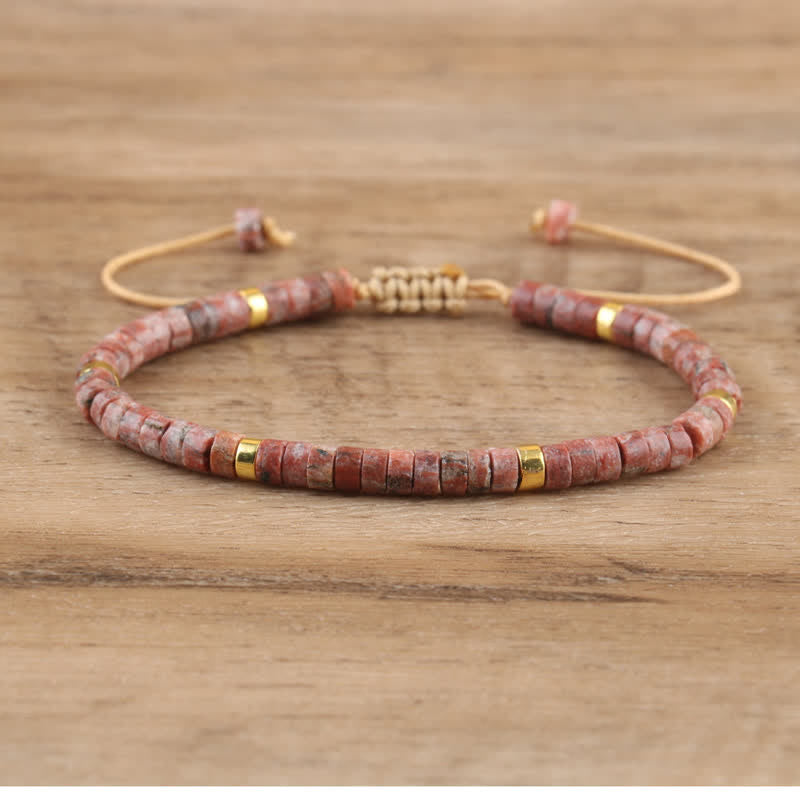 Rotes Steinarmband mit goldenen Akzenten, verstellbar, handgefertigt, Unisex-Schmuck.