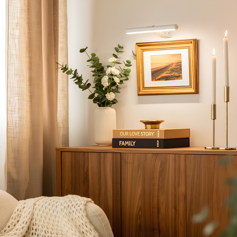 Holzkommode mit Vase, Eukalyptus, Kerzen, Bücher, Wandbild, LED-Lampe, Wohnzimmer-Dekor.