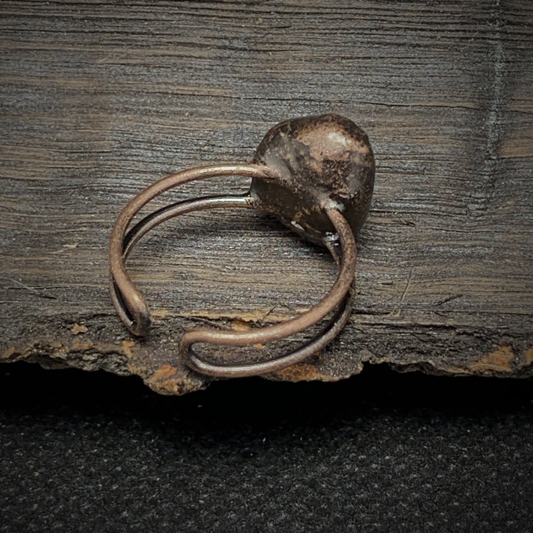 Antiker Bronze-Ring auf Holz, handgefertigt, rustikales Design, Unikat-Schmuckstück.