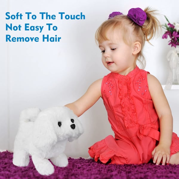 Kleinkind in rotem Kleid spielt mit weißem Plüschhund auf lila Teppich.