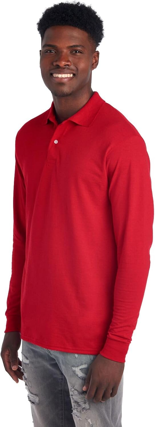 Mann trägt rotes Langarm-Poloshirt, Baumwolle, lässig, modisch, ideal für Freizeitkleidung.