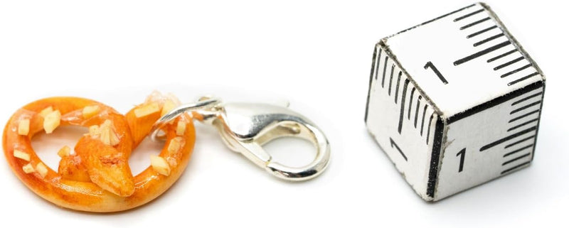 Brezel Charm Anhänger – AlpenBrezn Oktoberfest 2025