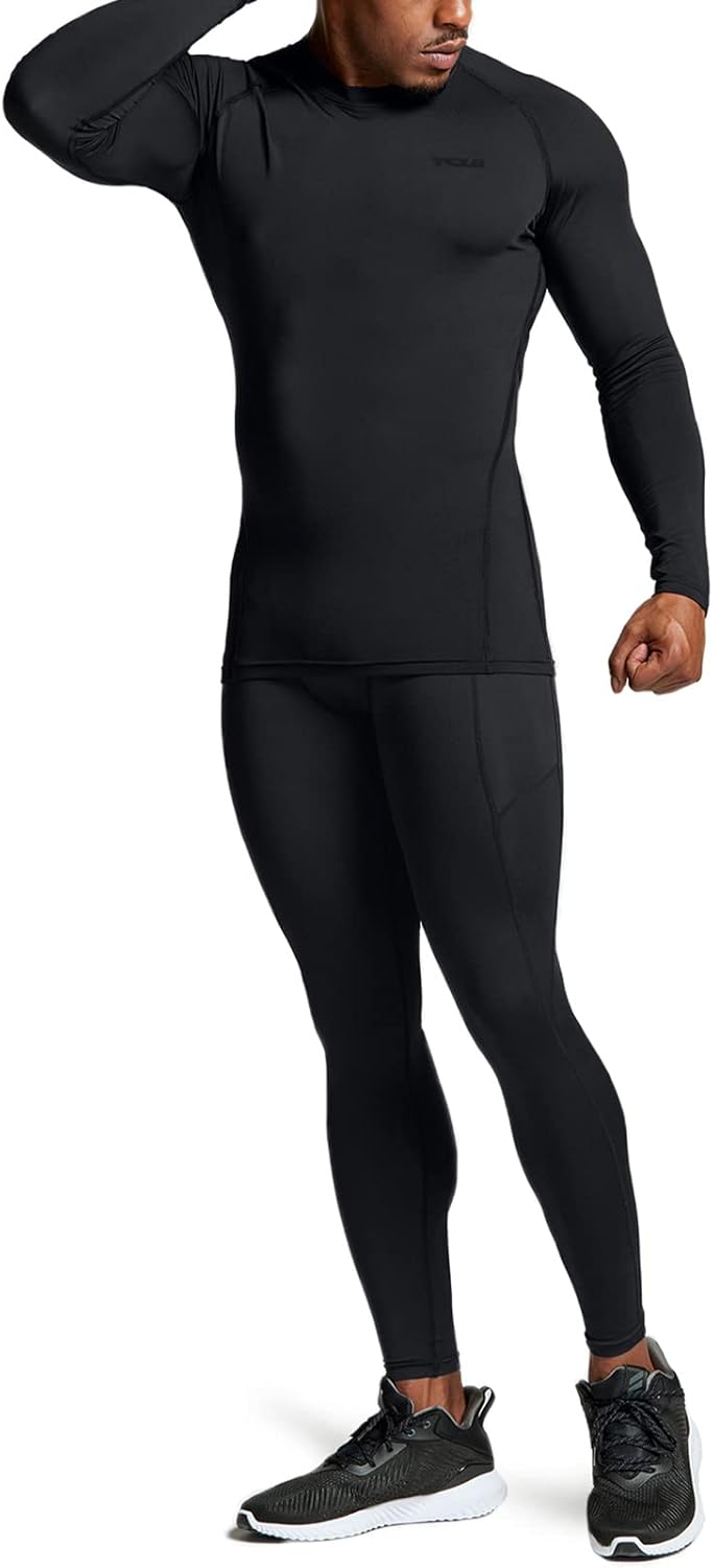 Mann in schwarzem Kompressionsanzug, Sportbekleidung, langärmelig, Fitness, Training.