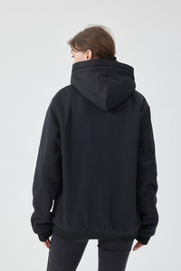 Frau in schwarzem Hoodie von hinten, lässige Mode, Kapuzenpullover, Freizeitkleidung.