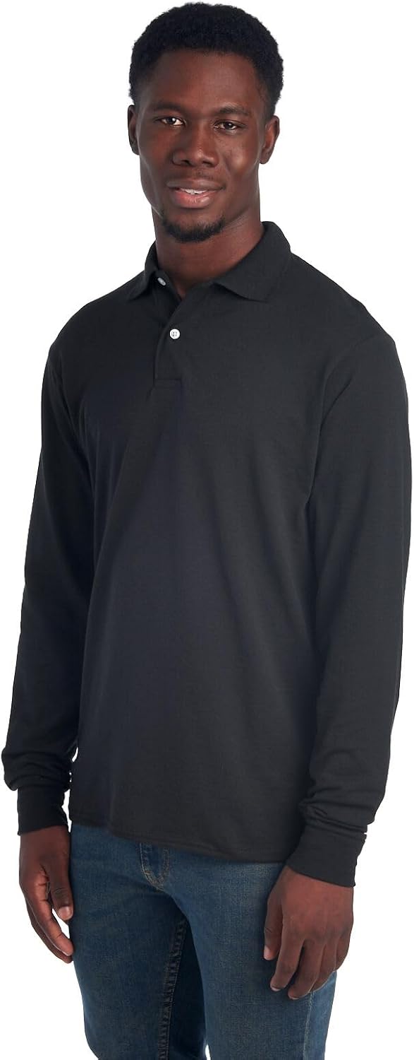 Mann trägt schwarzes Langarm-Poloshirt, Baumwolle, klassischer Stil, Freizeitmode.
