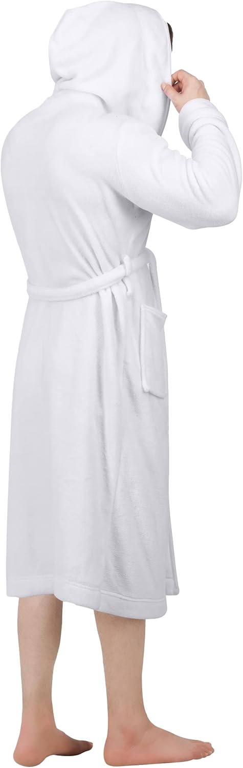 Person in weißem Bademantel mit Kapuze, Frottee, gemütlich, ideal für Zuhause.