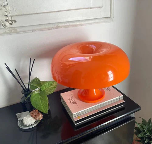 Orangefarbene Pilzlampe aus Glas auf Tisch, moderne Inneneinrichtung, Retro-Design, Wohnzimmer.