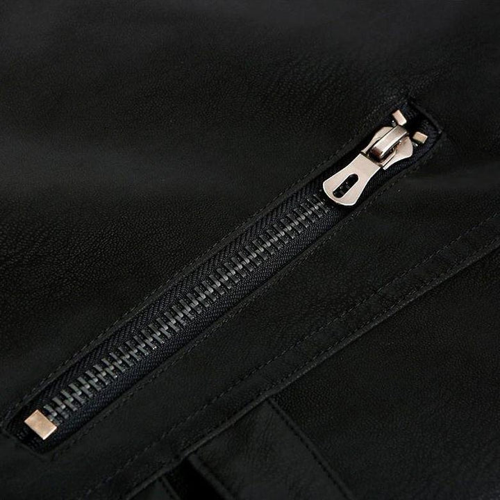 Schwarze Lederjacke mit silbernem Reißverschluss, modisch, hochwertig, stilvolle Oberbekleidung.