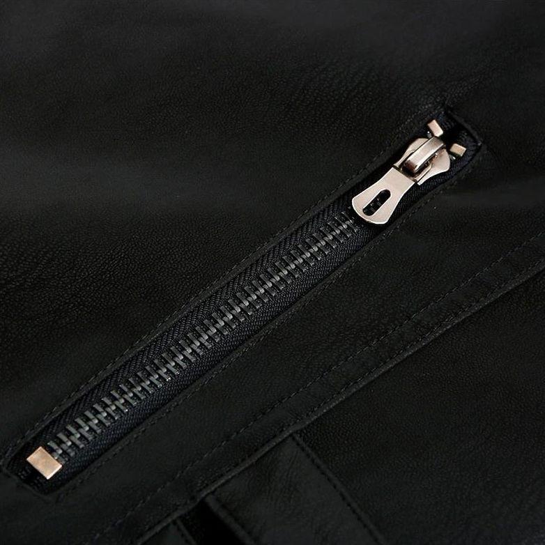 Schwarze Lederjacke mit silbernem Reißverschluss, modisch, hochwertig, stilvolle Oberbekleidung.