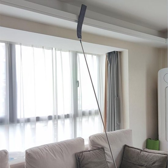 Langer Staubwedel mit grauem Griff, ideal für hohe Deckenreinigung in modernem Wohnzimmer.