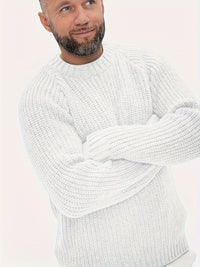 Mann in weißem Strickpullover, lächelnd, Wintermode, Herrenbekleidung, gemütlich, warm.