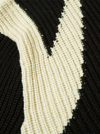 Schwarz-weißer Strickstoff, Zickzack-Muster, Textil, Mode, Detailansicht