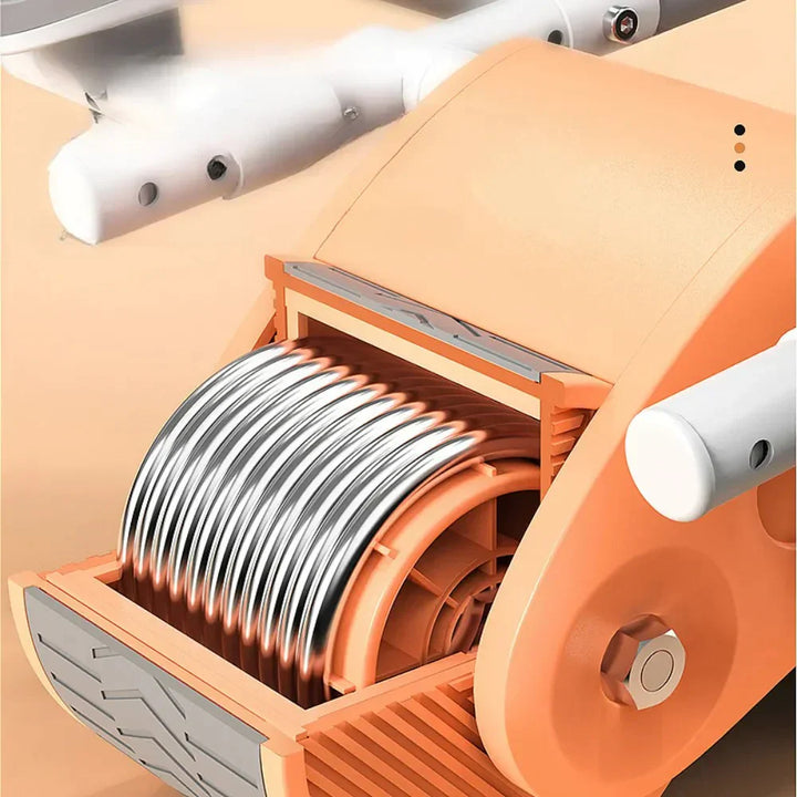 Orangefarbener Nudelmaschine mit Edelstahlwalzen, ideal für frische Pasta, Küchenzubehör.