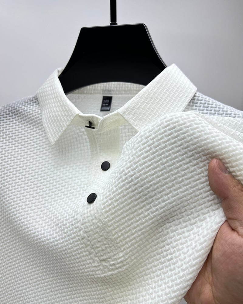 Weißes Polohemd aus Baumwolle mit Waffelmuster, Nahaufnahme, schwarze Knöpfe, Herrenmode.