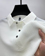 Weißes Polohemd aus Baumwolle mit Waffelmuster, Nahaufnahme, schwarze Knöpfe, Herrenmode.