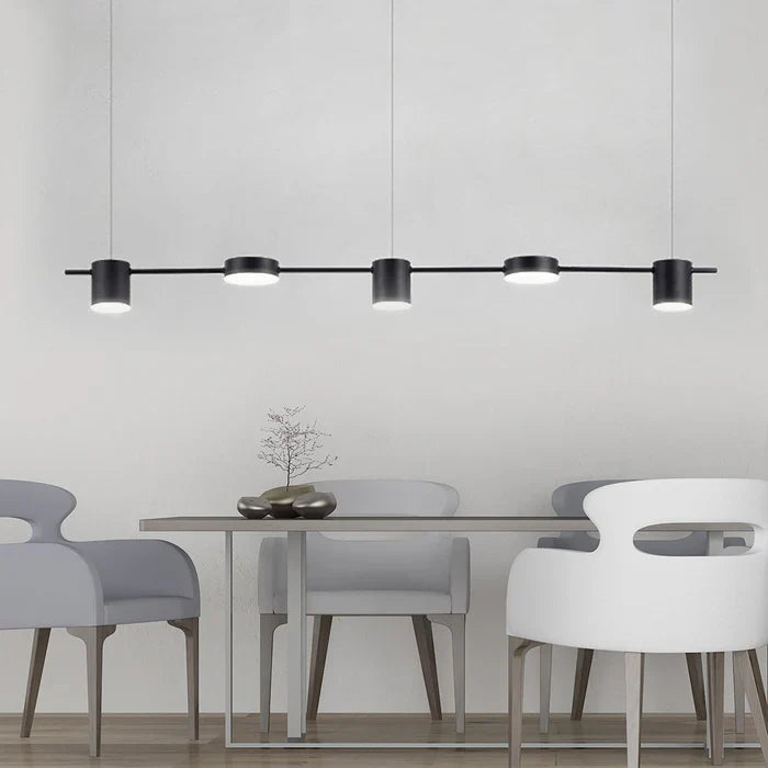 Moderne schwarze Pendelleuchte über Esstisch, minimalistisch, LED, Wohnzimmerbeleuchtung.