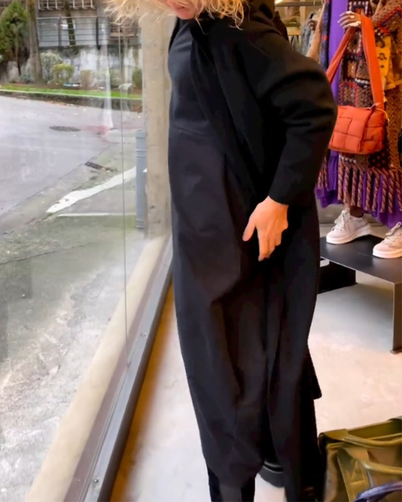 Schwarzer Damenmantel, lang, aus Wolle, modisch, elegant, Herbstmode, Schaufensteransicht.