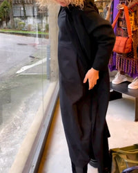 Schwarzer Damenmantel, lang, aus Wolle, modisch, elegant, Herbstmode, Schaufensteransicht.