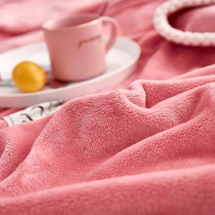 Rosa Fleece-Decke, weich, gemütlich, mit Tasse und Zitrone, ideal für Wohnzimmer-Dekor.