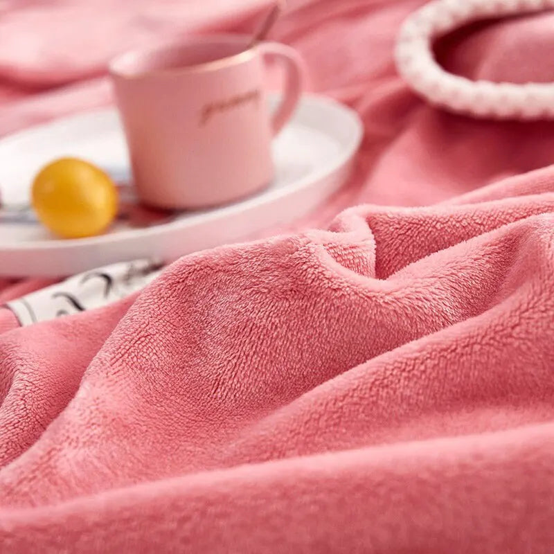 Rosa Fleece-Decke, weich, gemütlich, mit Tasse und Zitrone, ideal für Wohnzimmer-Dekor.