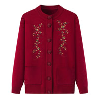 Rote Damenstrickjacke mit Blumenstickerei, Knopfleiste, Taschen, Herbstmode.