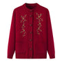 Rote Damenstrickjacke mit Blumenstickerei, Knopfleiste, Taschen, Herbstmode.