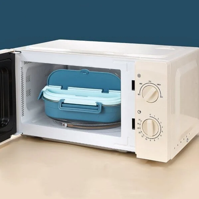 Weiße Mikrowelle mit blauer Lunchbox, Küchengerät, Zeitschaltuhr, modernes Design.