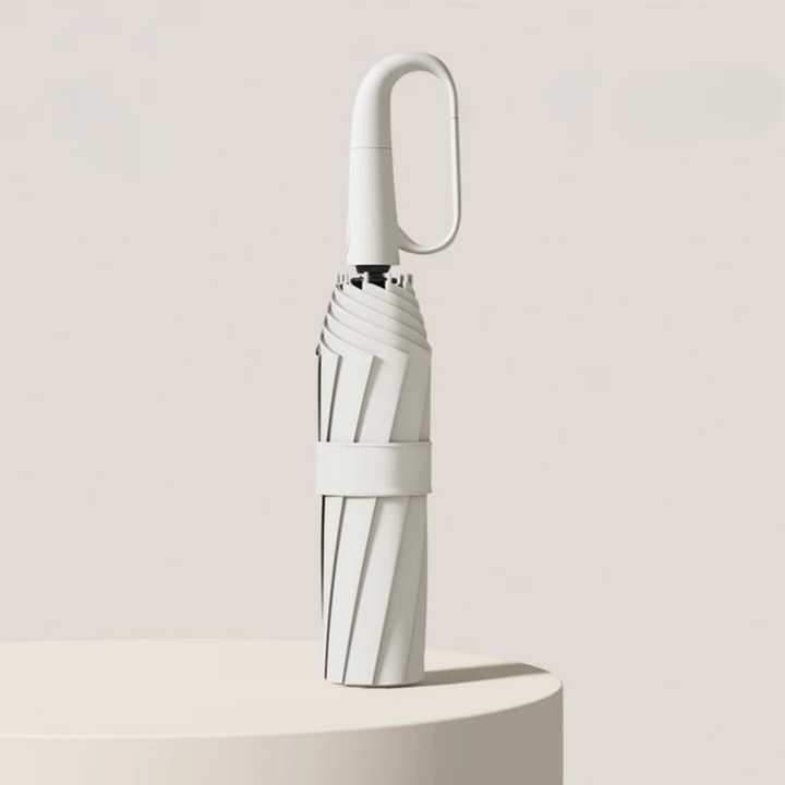 Kompakter weißer Regenschirm mit Haken, faltbar, stilvolles Design, ideal für unterwegs.