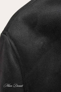 Schwarze Wolljacke, Nahaufnahme, weiches Material, elegante Mode, hochwertige Verarbeitung.