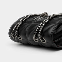 Schwarze Lederhandtasche mit Kettenriemen, gestepptes Design, modisch, elegant.