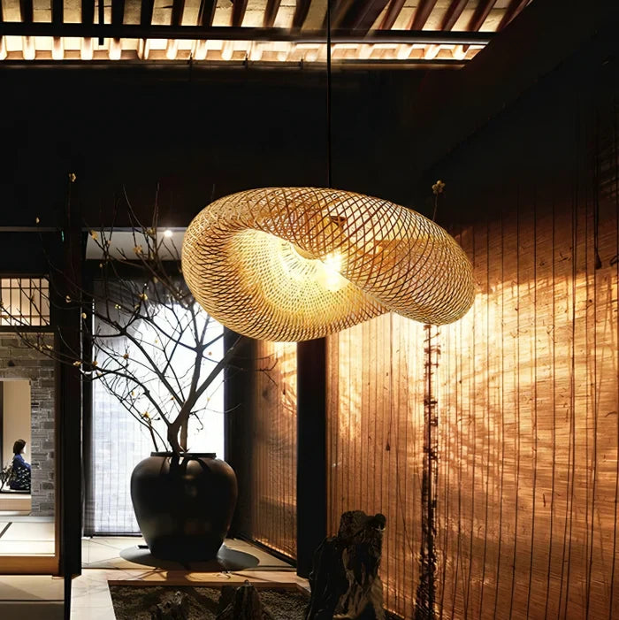 Moderne hängende Rattanlampe, spiralförmig, warmes Licht, asiatisches Interieur, Wohnzimmer.