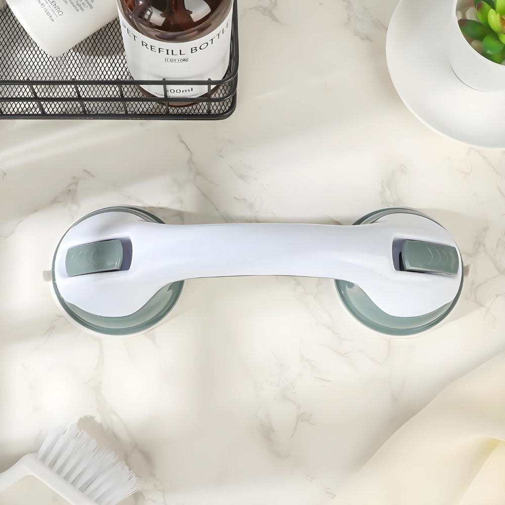 Weißer Duschgriff mit Saugnäpfen auf Marmoroberfläche, Badezimmer-Sicherheitsgriff.