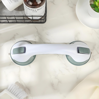 Weißer Duschgriff mit Saugnäpfen auf Marmoroberfläche, Badezimmer-Sicherheitsgriff.