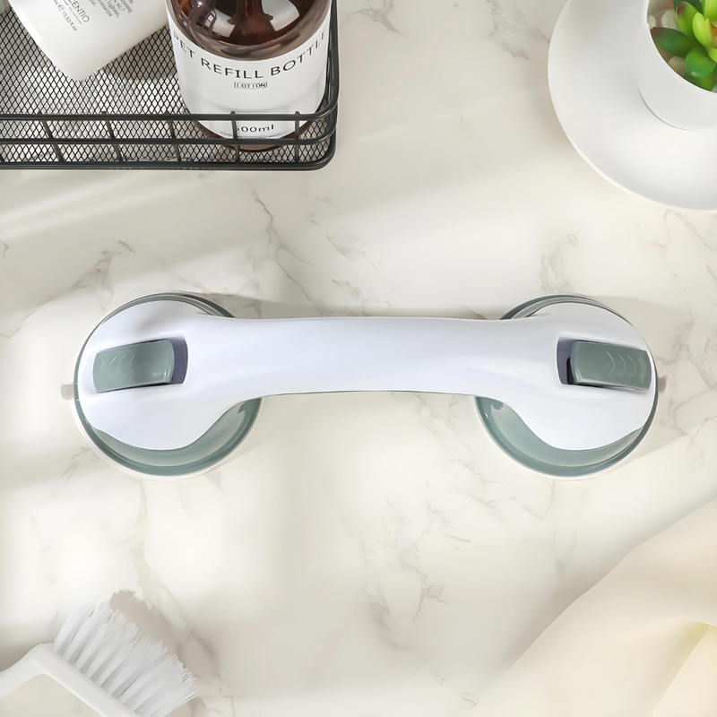 Weißer Duschgriff mit Saugnäpfen auf Marmoroberfläche, Badezimmer-Sicherheitsgriff.